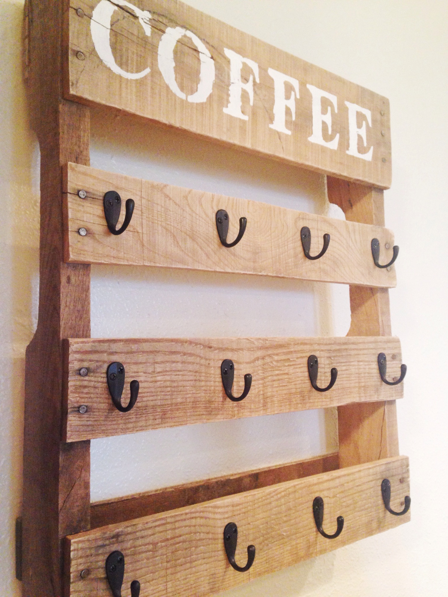 Coffee Mug Rack DIY
 DIY Pallet Coffee Cup Holder