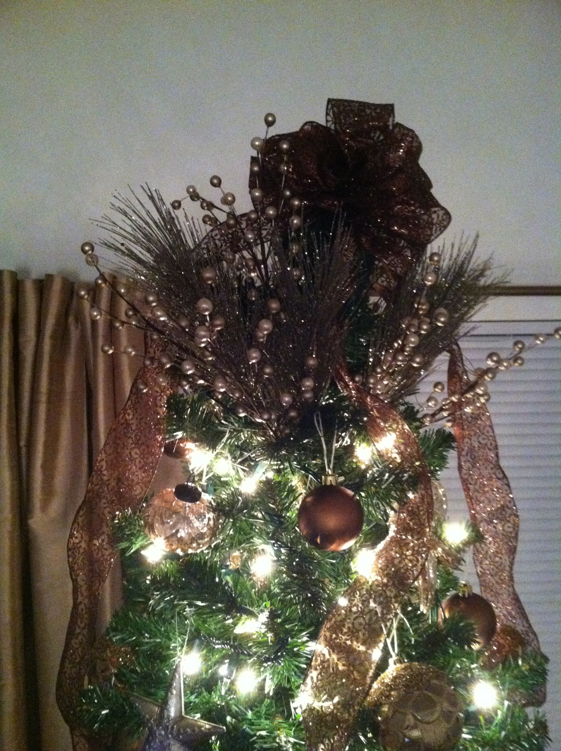 DIY Christmas Tree Bow Topper
 Christmas Tree – Top Bows – Happy Holidays