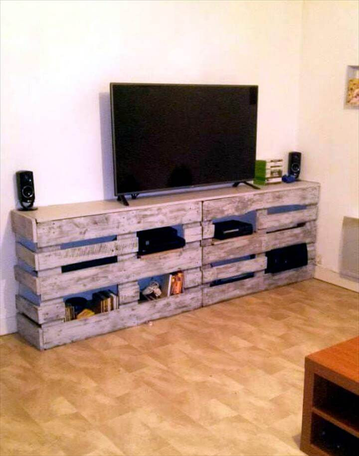 DIY Entertainment Stand
 DIY Pallet TV Stand or Entertainment Center