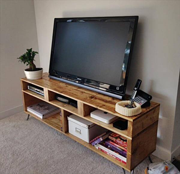 DIY Entertainment Stand
 DIY Pallet TV Stand and Console