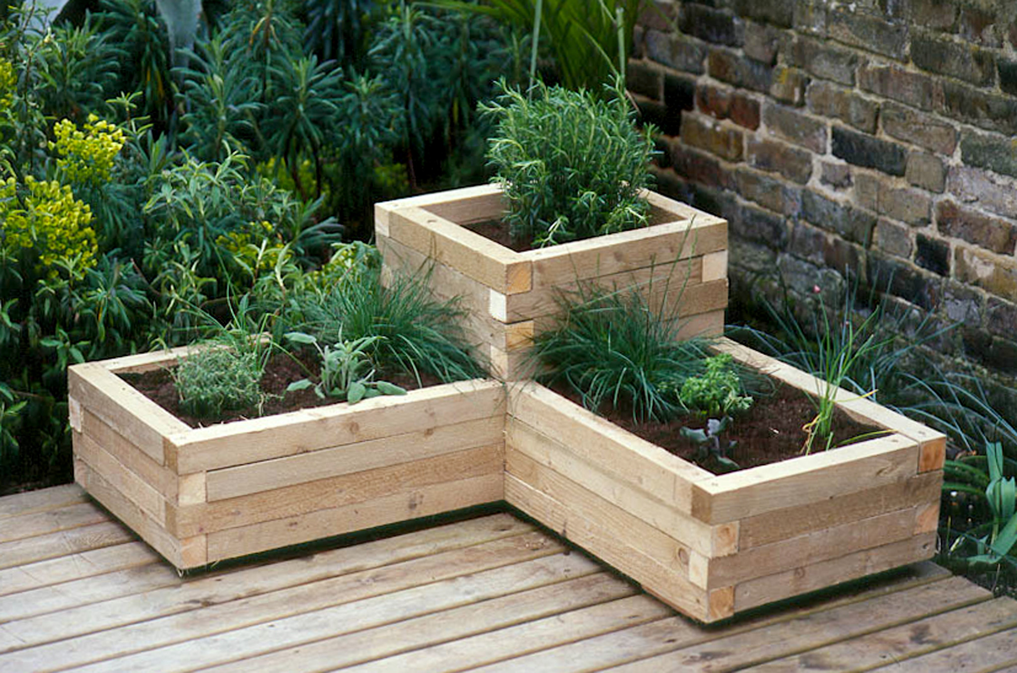 DIY Large Planter Boxes
 Creating a Wooden Planter gardenersworld