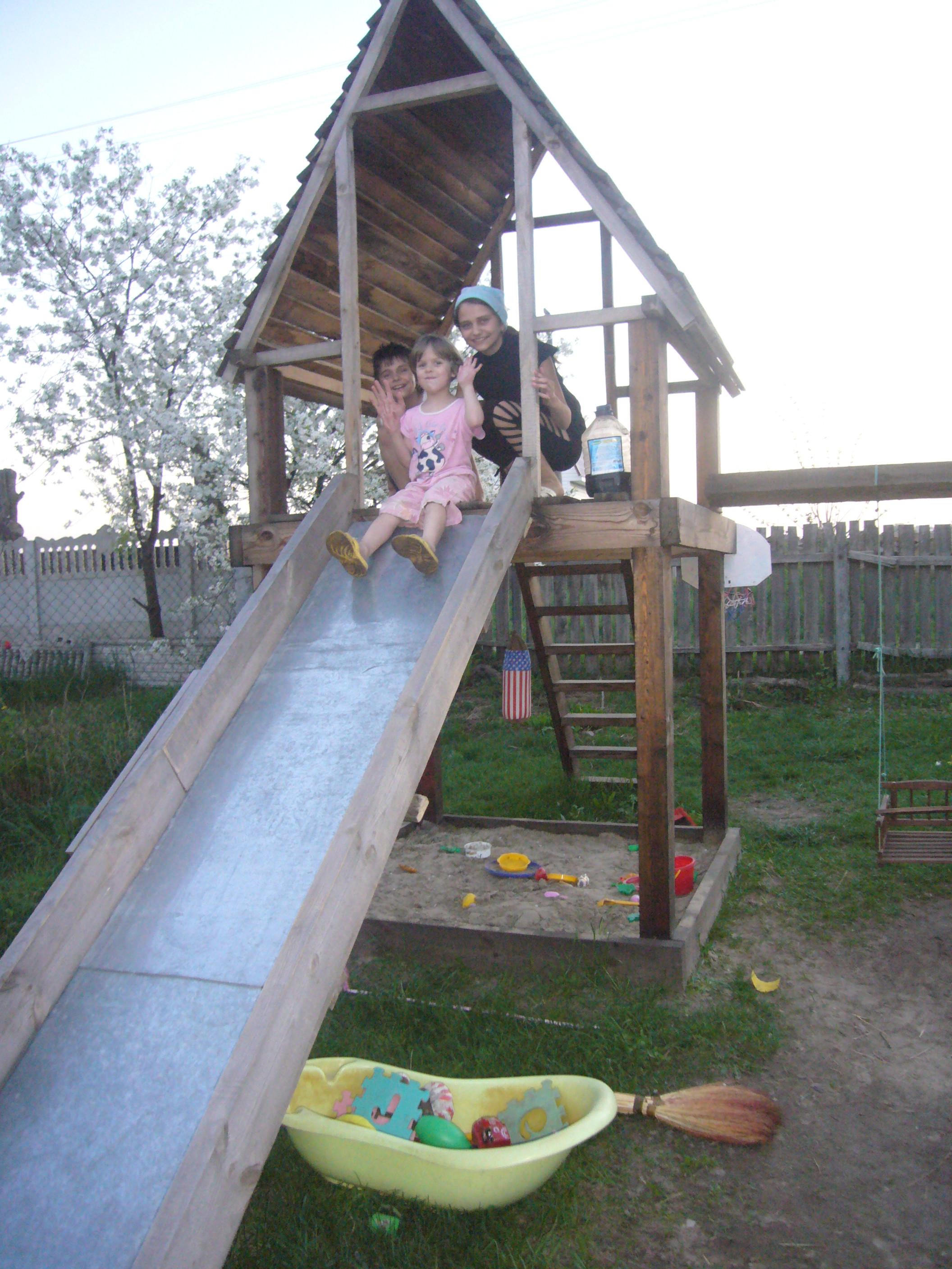 DIY Outdoor Slide
 DIY project playhouse with slide