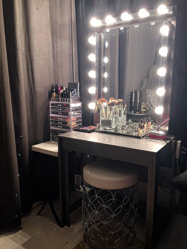 DIY Vanity Lights
 Glam DIY Lighted Vanity Mirrors