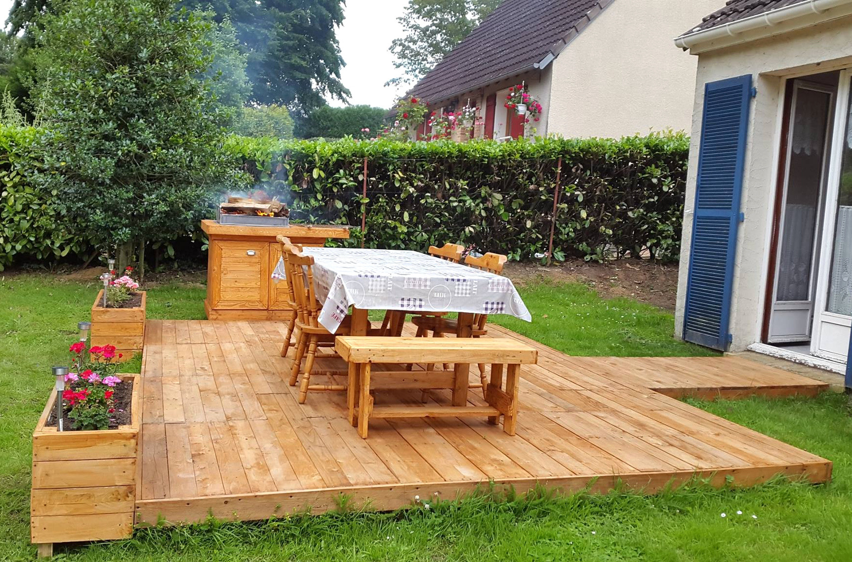 DIY Wooden Decks
 BBQ Feasting Deck Made of Pallets DIY Easy Pallet Ideas