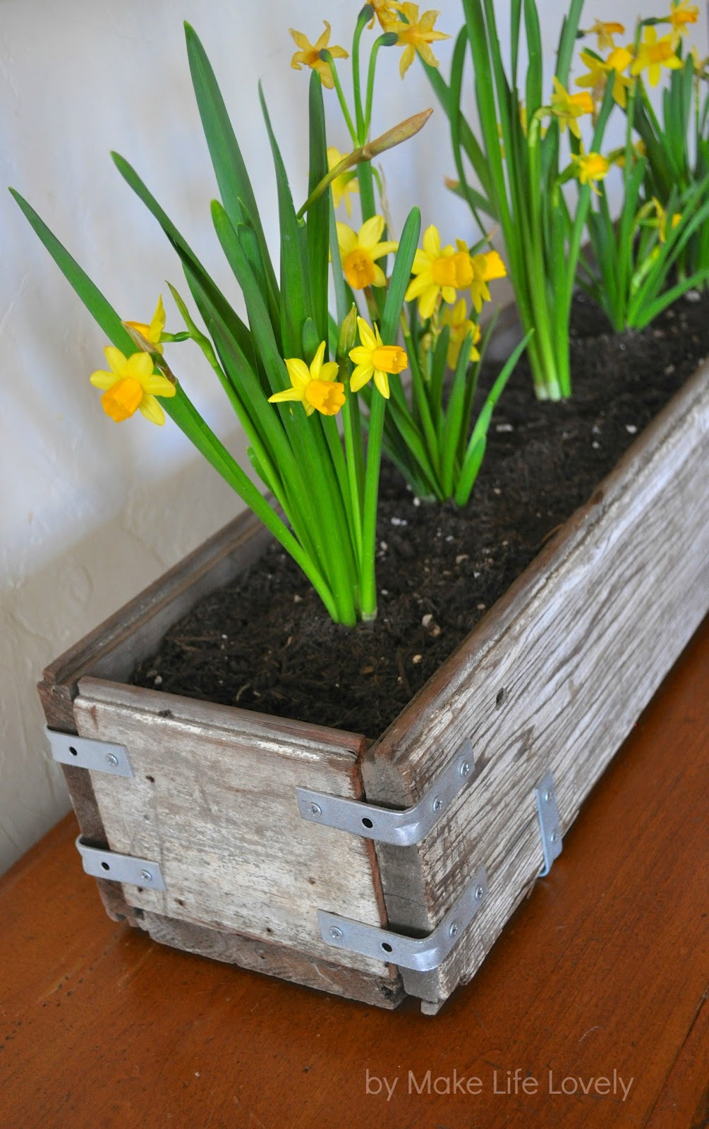 DIY Wooden Flower Box
 Etc etc DIY Rustic Wooden Planter Box