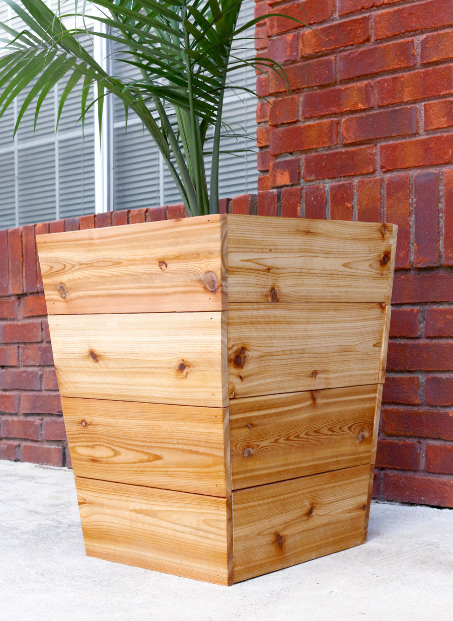 DIY Wooden Flower Box
 20 DIY Wooden Planter Boxes for Your Yard or Patio