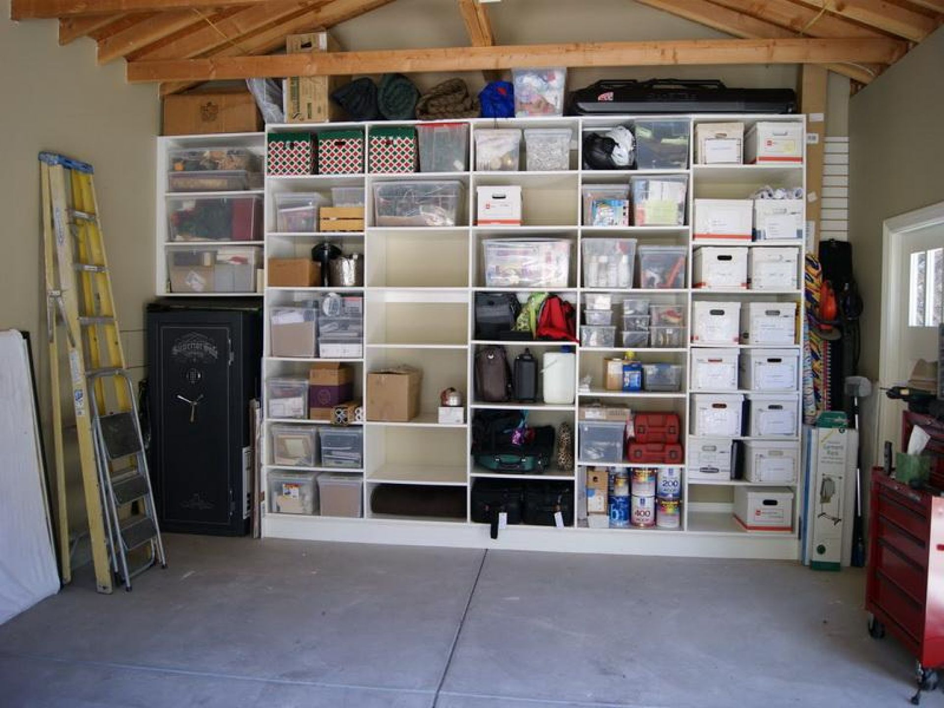 Стеллаж для хранения в гараже. Стеллаж в гараж. Организация пространства в гараже. Гаражные системы хранения. Стеллаж в мастерскую.