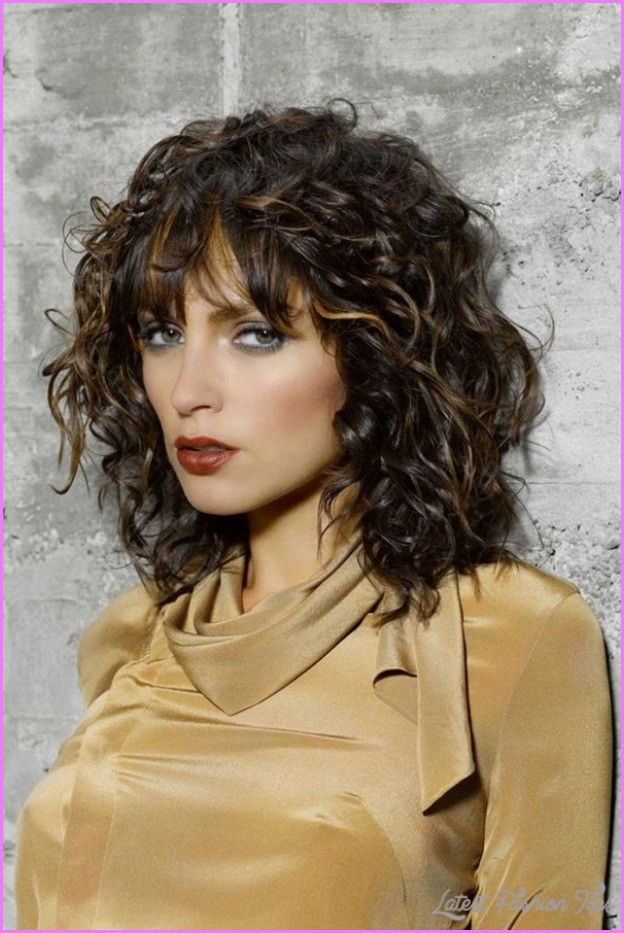 Hairstyle For Curly Hair With Round Face
 Curly layered haircuts round face LatestFashionTips
