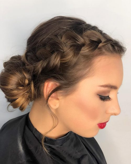 Low Bun Prom Hairstyles
 Prom Updos and How To s For The Best Prom Updos