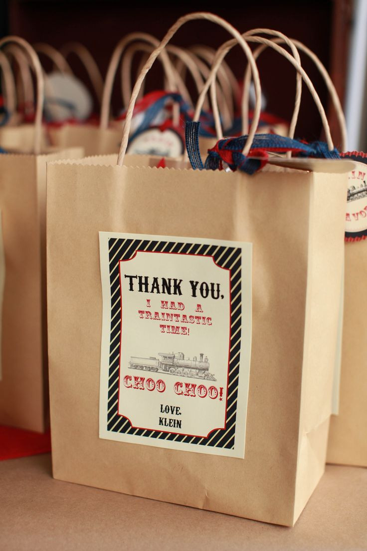 Thank You Gift Bag Ideas
 Custom Thank you note on the party favor bag "Thank you