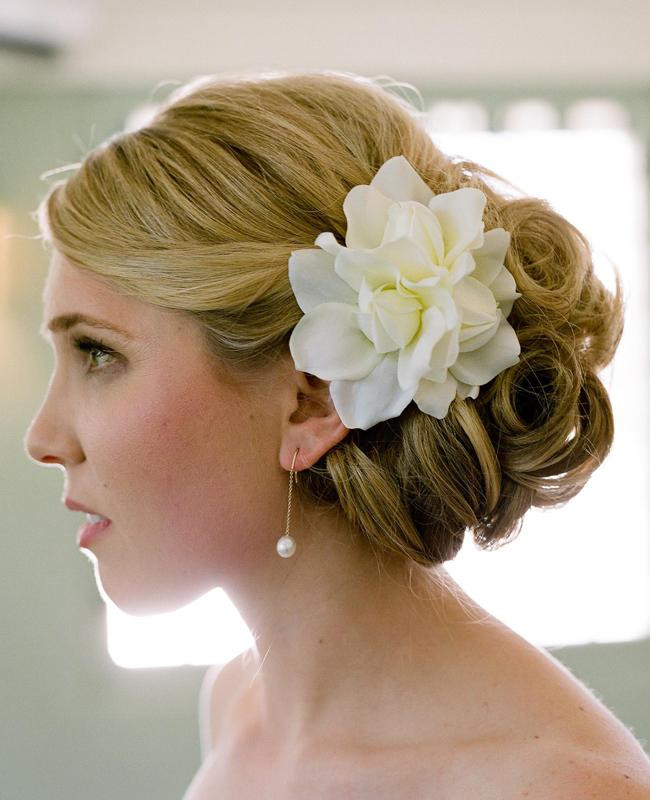 Wedding Hairstyle With Flowers
 7 Ways to Wear Fresh Flowers In Your Wedding Day Hair