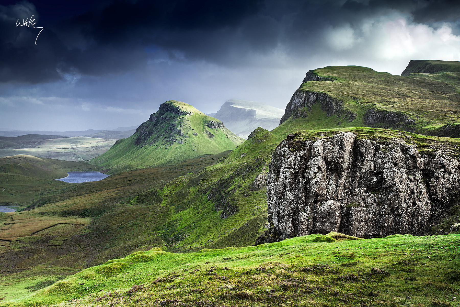 Northern ireland mountains. Замок на острове Скай в Шотландии. Куиранг остров Скай. Троттерниш Шотландия. Великобритания остров Скай.