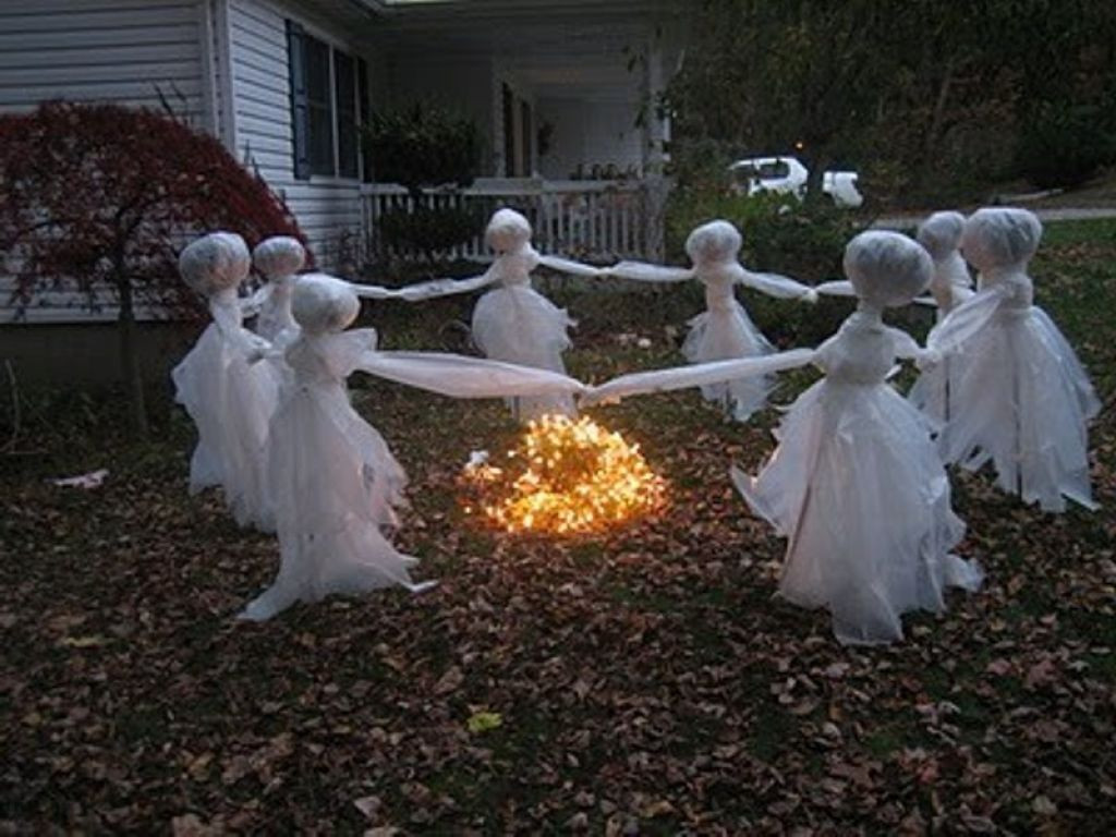 Best ideas about DIY Scary Outdoor Halloween Decorations
. Save or Pin Halloween i po vjen Madame Now.