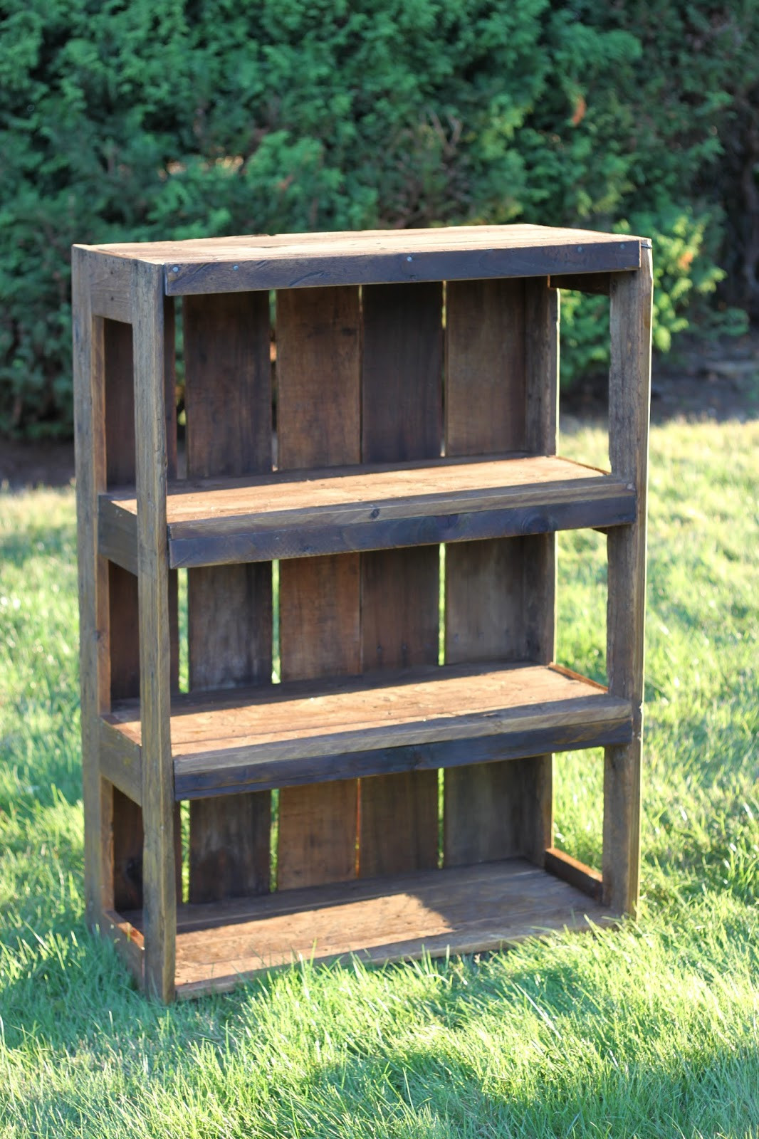 Best ideas about DIY Wood Bookshelves
. Save or Pin Made with Love that Can be Felt DIY Pallet Bookshelf  Now.