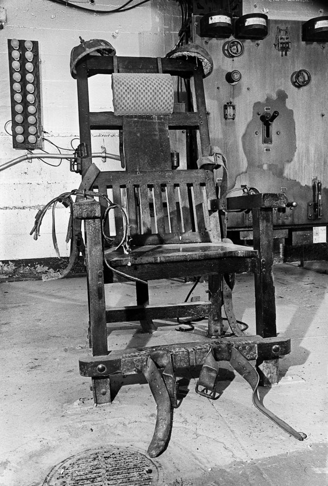Пытка электрическим стулом. Олд Спарки электрический стул. Электрический стул Томаса. Вильям Джонсон электрический стул. Старинный электрический стул.