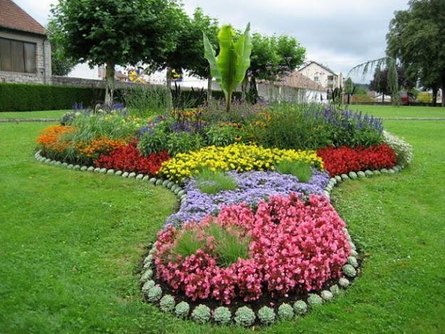 Best ideas about Flower Garden Ideas
. Save or Pin 33 Beautiful Flower Beds Adding Bright Centerpieces to Now.