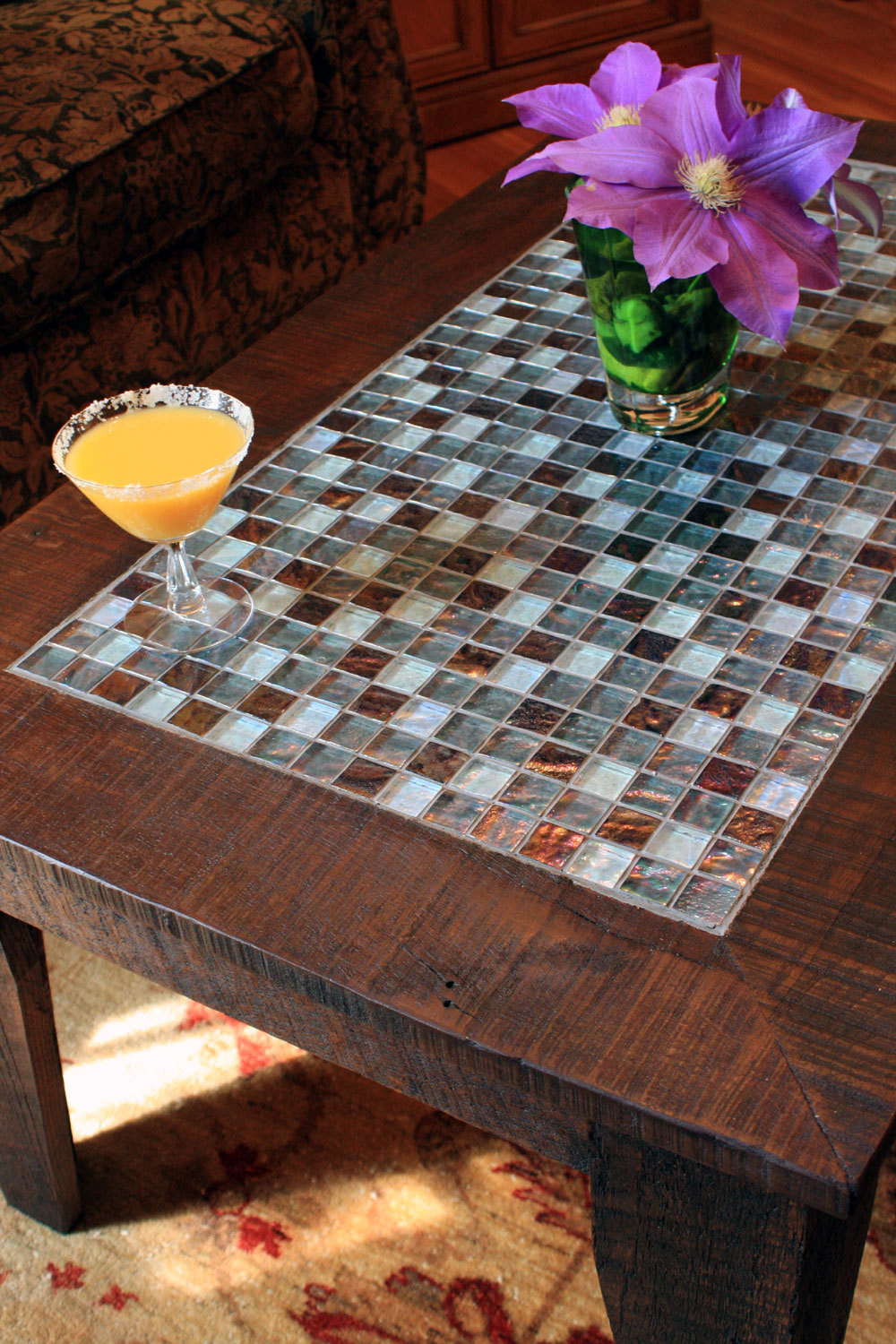 Кухонный стол плитка. Стол из мозаики. Стол с плиткой керамической. Мозаичный столик. Стол с мозаикой из плитки.