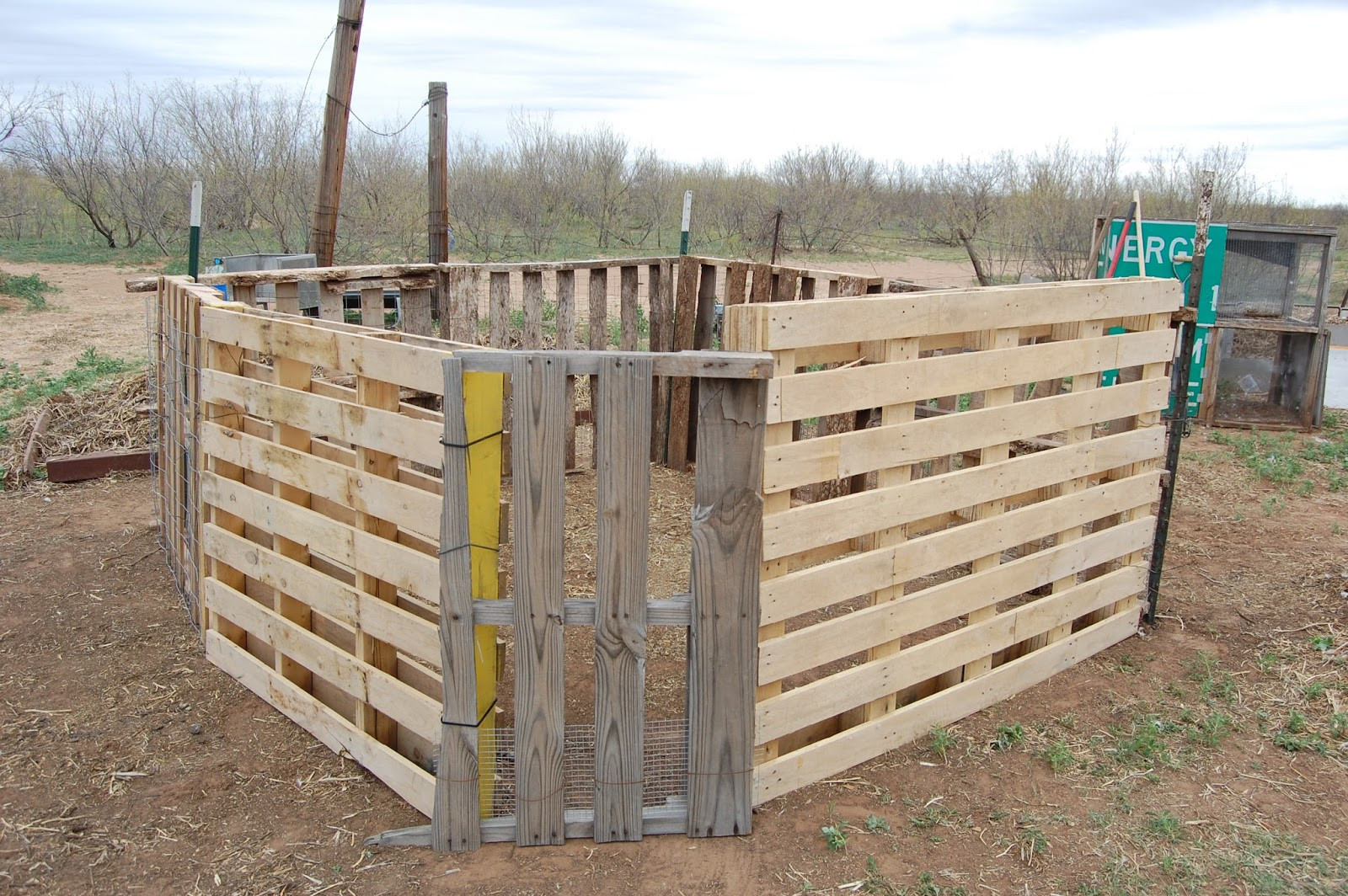 Best ideas about Pallet Fence DIY
. Save or Pin Texas Rebel Girl DIY Pallet Fence Now.