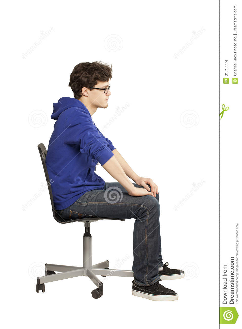 Человек сидит на стуле вид сбоку