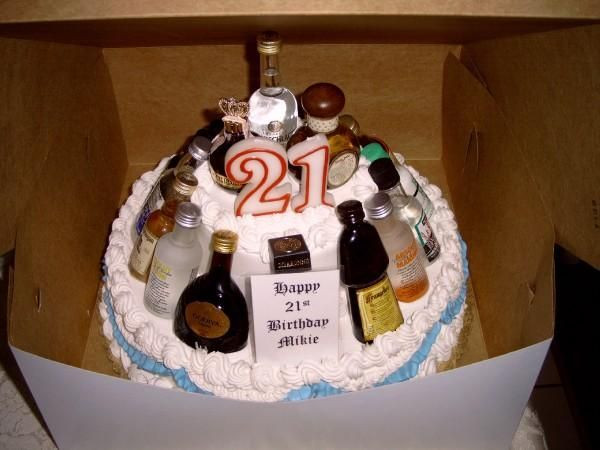 Мужчина 22 дня рождения. С днём рождения мужчине тортик. Торт для мужчины прикольный. Торт парню на день рождения. Торт на день рождения мужчине 21 год.