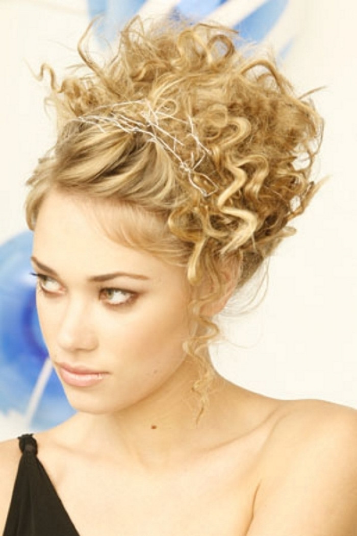 Best ideas about Curled Hairstyles Updo
. Save or Pin Madame Macabre Looks Inspiradores recogidos para pelo Now.