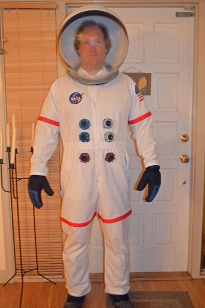 Best ideas about DIY Astronaut Costumes
. Save or Pin Fato de astronauta ver o fazer os "botões" DIY Now.