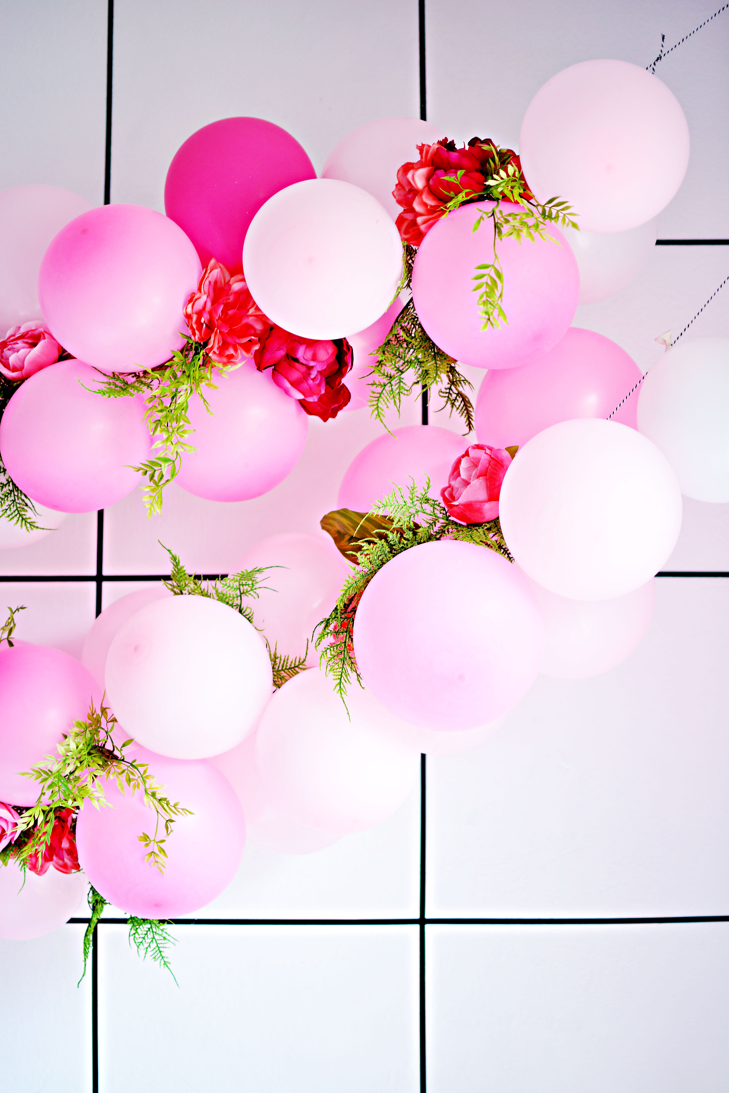Здесь гирлянды и шары. Разнокалиберная гирлянда из шаров. Цветы шары. Гирлянда из цветов воздушных шаров. Гирлянда из воздушных шаров с днем рождения.
