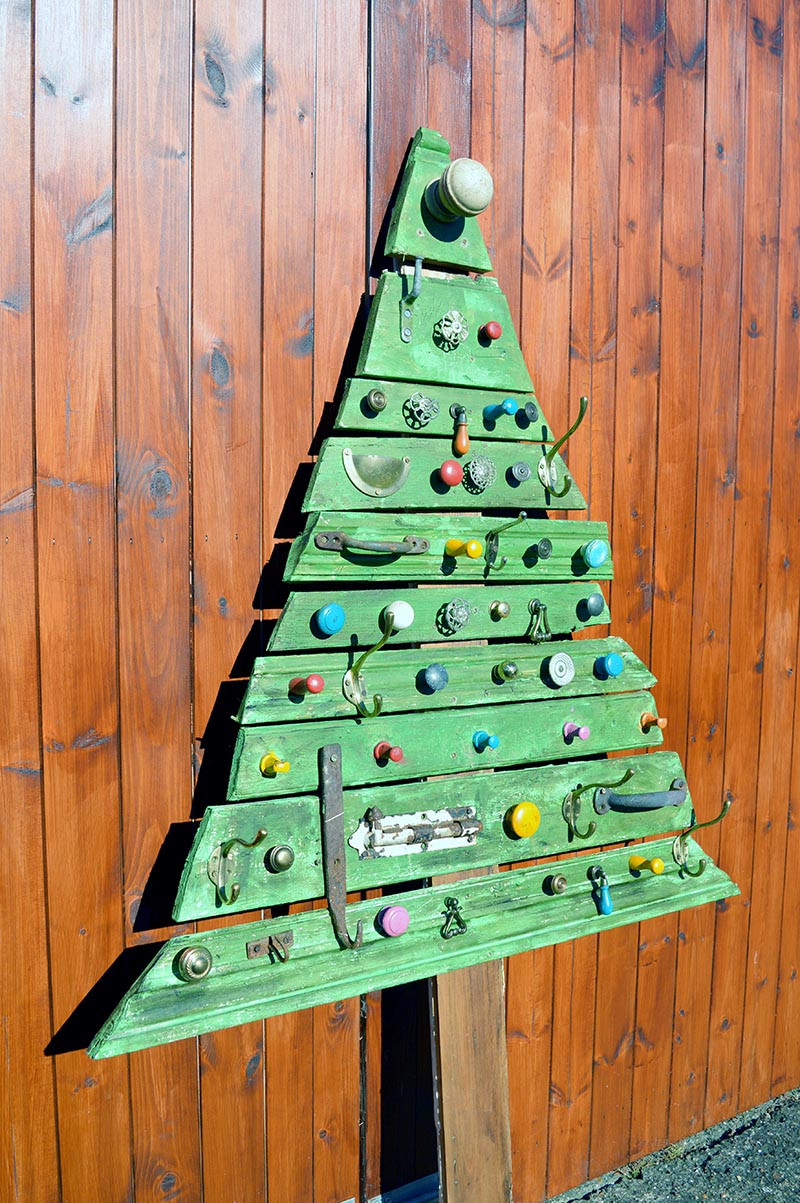Best ideas about DIY Wood Christmas Tree
. Save or Pin Unique DIY Wooden Christmas Tree With Knobs Pillar Now.