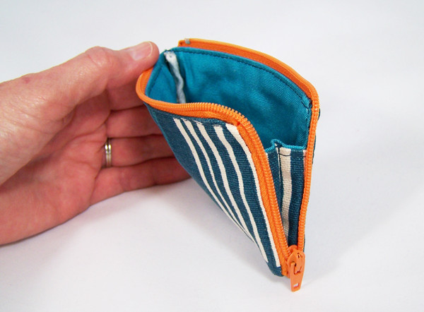 Best ideas about DIY Zipper Pouch
. Save or Pin DIY zippered pouch with gusset Now.