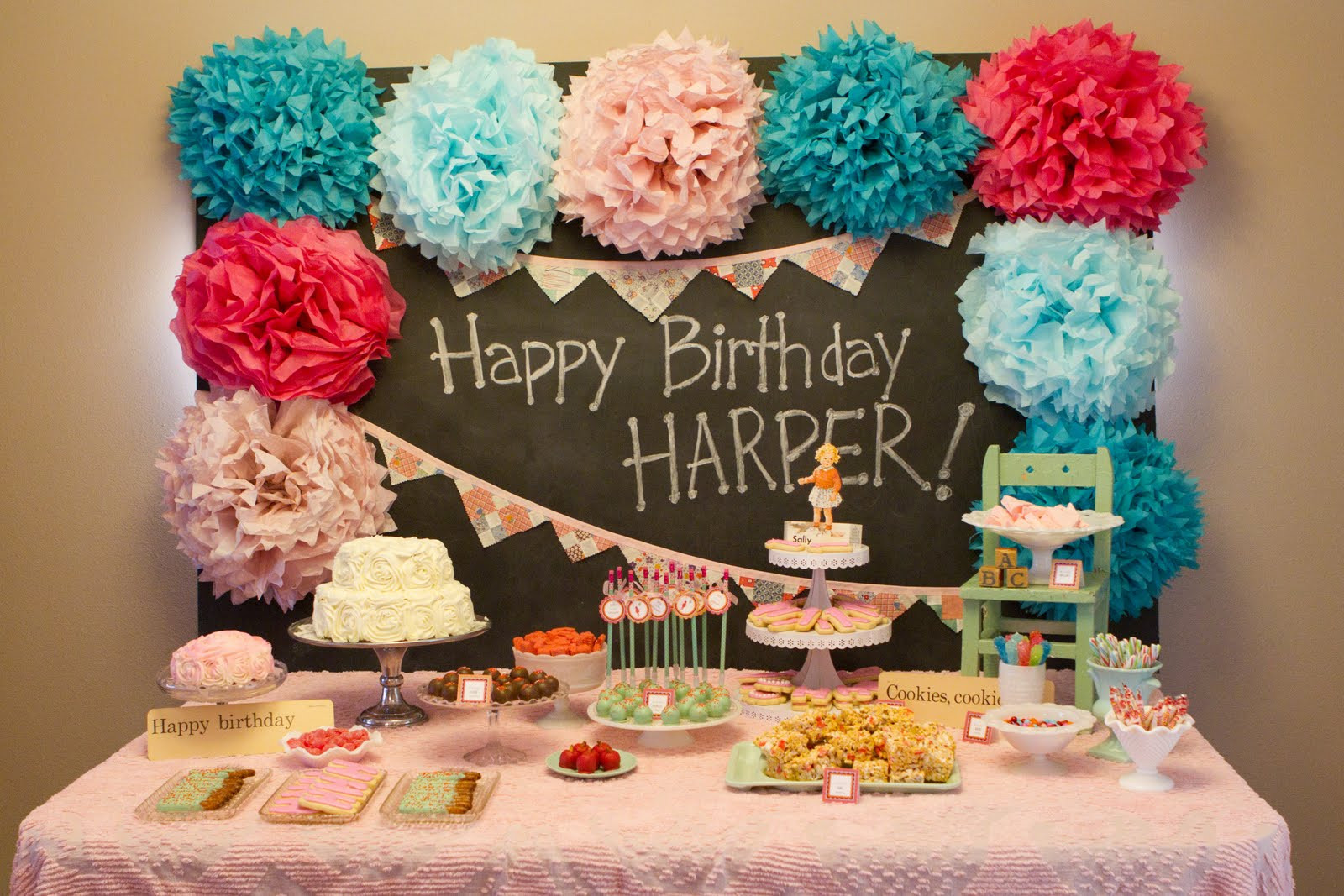 Best ideas about First Birthday Decorating Ideas
. Save or Pin Casa Montada Festa 20 Backgrounds para a Mesa do Bolo Now.