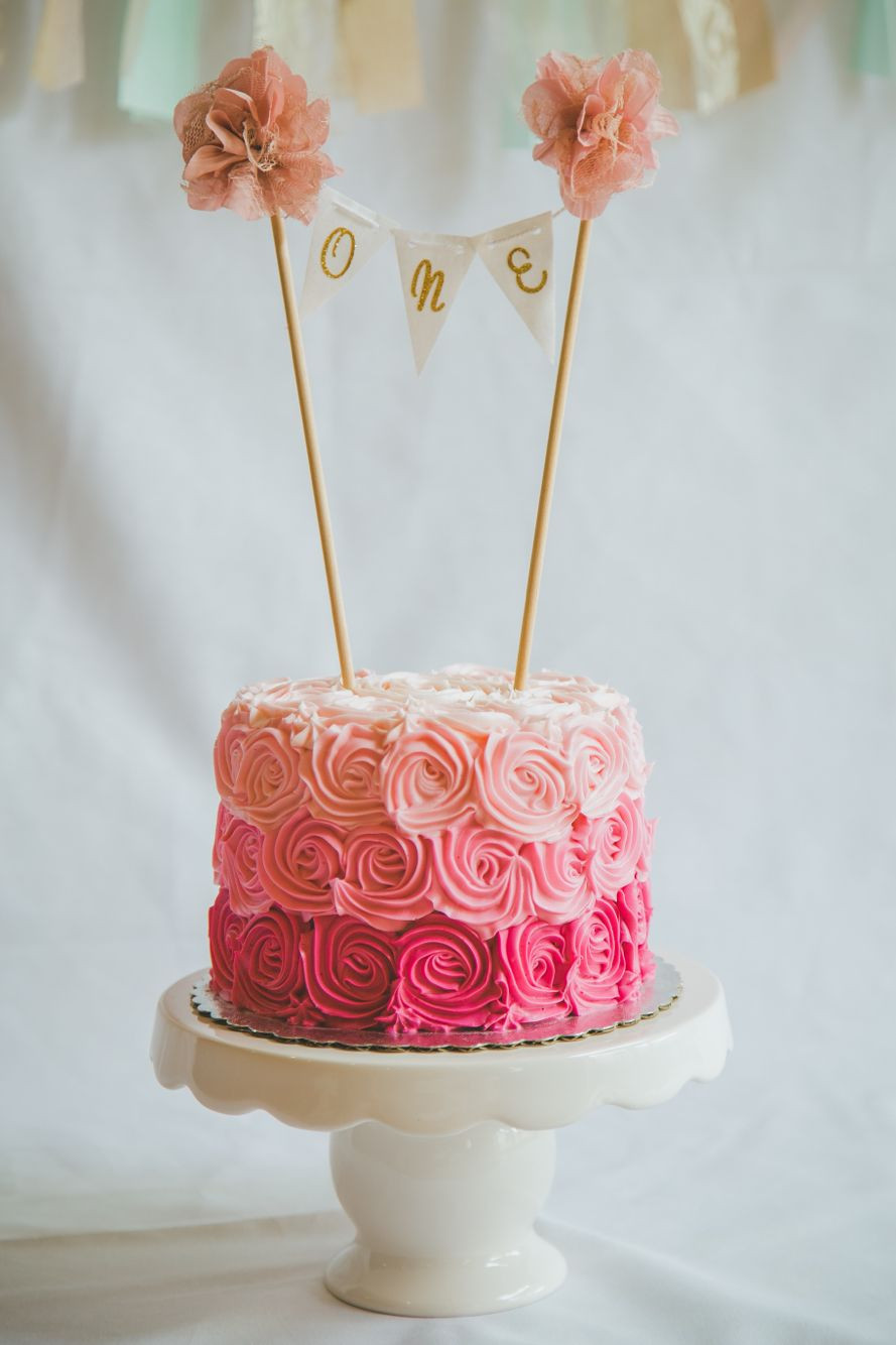 Best ideas about Girl Birthday Cake Ideas
. Save or Pin Pastel flores tonos de rosas banderines dorados con Now.