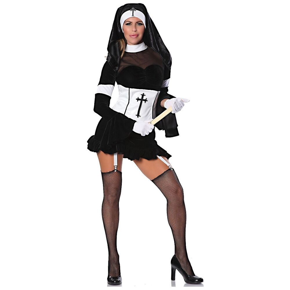 Девушка в костюме монахини